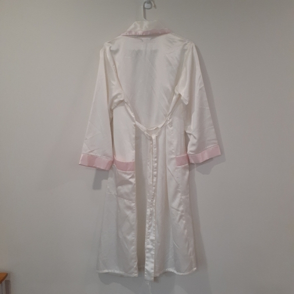 Vintage/Retro Satin Bathrobe With Floral Accent - Picture 8 of 9